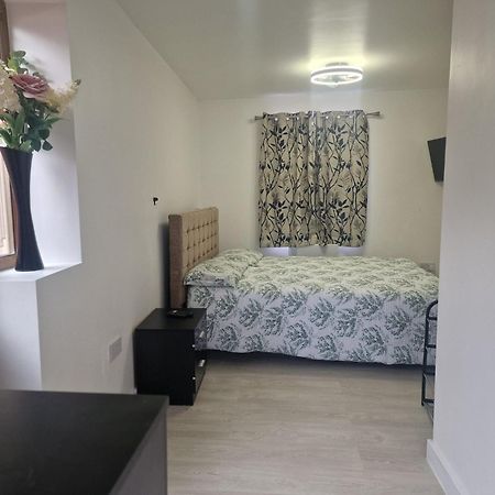 Studio Flat On Straight Road, Harold Hill, Havering Экстерьер фото