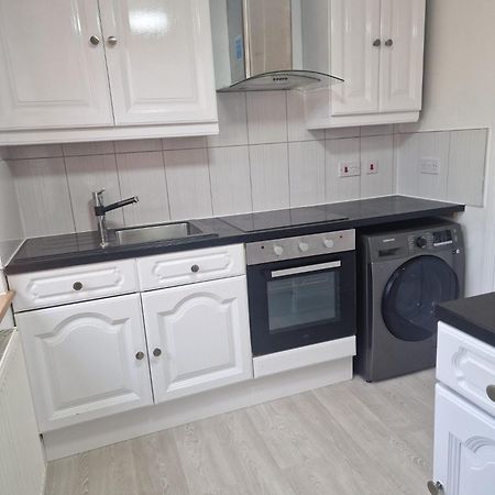 Studio Flat On Straight Road, Harold Hill, Havering Экстерьер фото