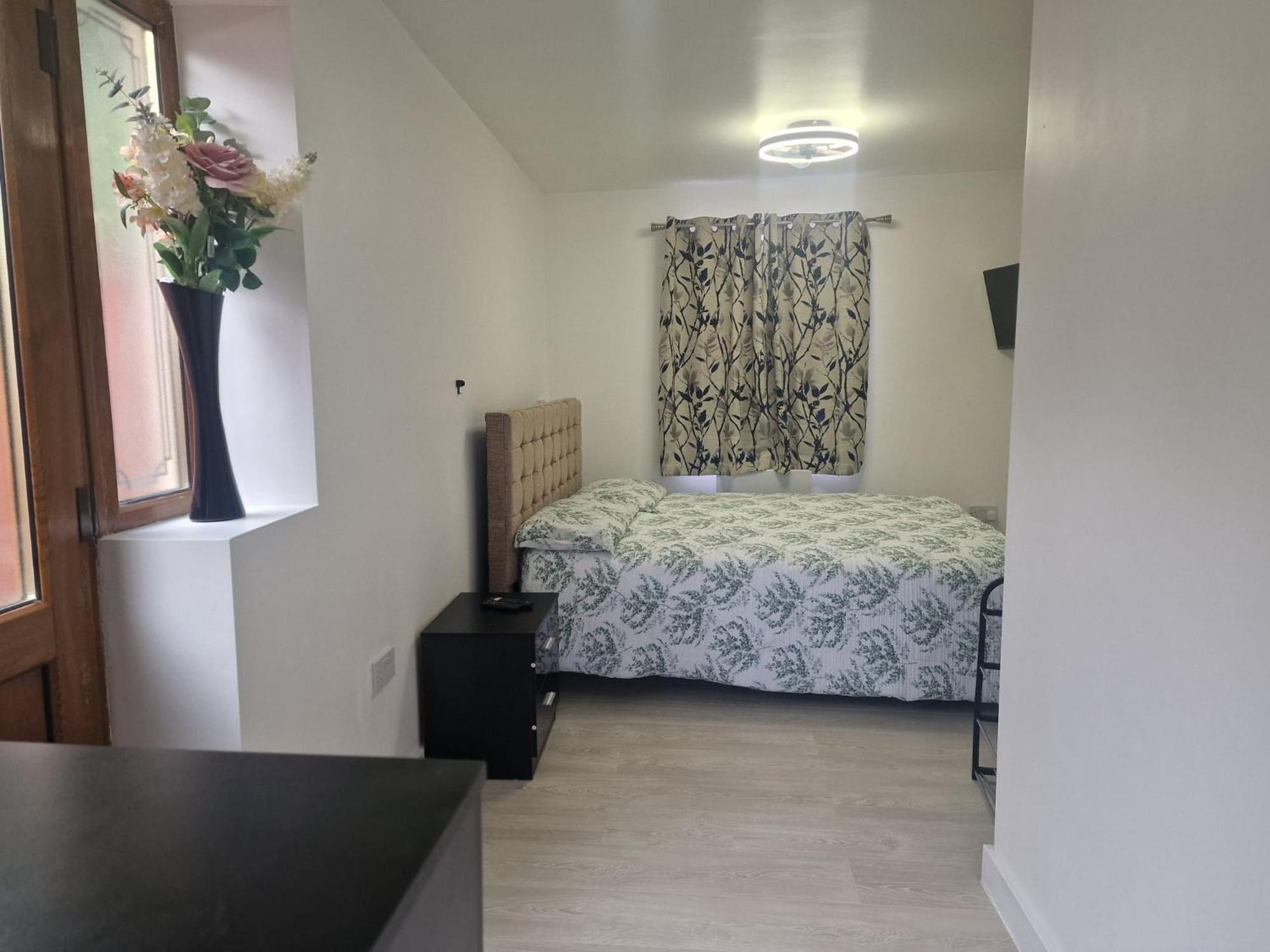 Studio Flat On Straight Road, Harold Hill, Havering Экстерьер фото