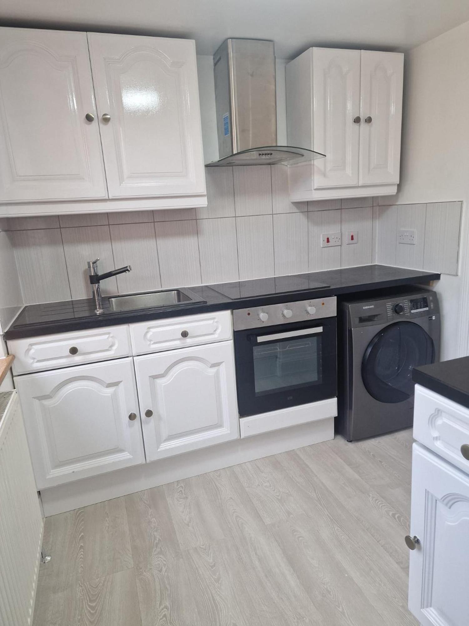 Studio Flat On Straight Road, Harold Hill, Havering Экстерьер фото